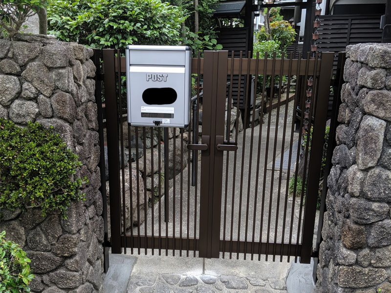 福岡市南区 既存のポストも固定できる新しい門扉