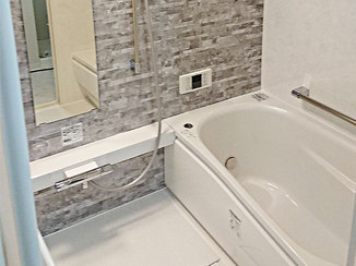 バスルームリフォーム アクセントパネルがついた掃除のしやすい浴室と水廻り
