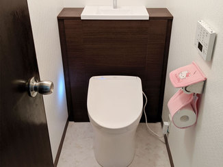 トイレリフォーム 掃除用具が収納出来るスッキリしたデザインのトイレ