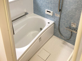 バスルームリフォーム 高齢者も安全に入れる、掃除しやすい浴室