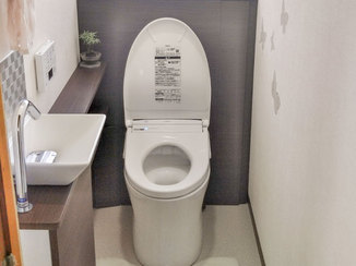 トイレリフォーム 自動水栓の手洗い器がついた、清潔に使えるトイレ