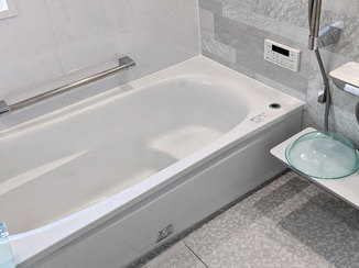 バスルームリフォーム 床が柔らかく、快適に入浴できるバスルーム