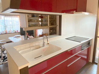 キッチンリフォーム 赤色が映える、収納力抜群なキッチン