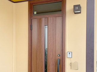 エクステリアリフォーム 外壁とマッチし、安全性も上がった玄関ドア