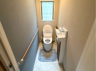 トイレリフォーム 段差解消+手すり設置で安心・安全に使えるバリアフリートイレ