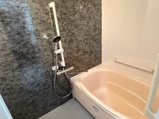 バスルームリフォーム 手すりと浴室暖房で叶える、あたたかく安心なバスルーム