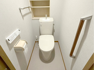 トイレリフォーム 床下地から一新！手すり付きで安心して使えるレストルーム