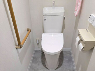 トイレリフォーム クッションフロアも張替えて一新した、明るく清潔感のあるレストルーム